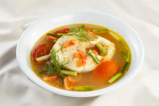 Canh cá nấu mẻ thơm ngon chua chua, ngọt ngọt